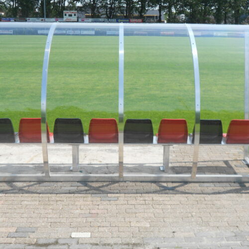 Dugout voetbal model 150 52 De aluminium strippen aan de achterzijde van de dugouts, zorgen voor een uitstekende bevestiging van het uv-bestendige polycarbonaat.